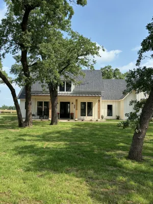 Charming 3-bedroom farmhouse in serene Pilot Point with AC