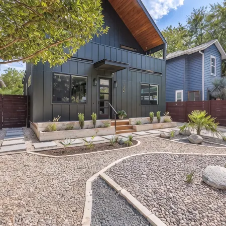 Downtown ATX - Luxury Pool - Putting Green - 85inch TV