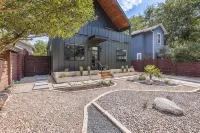 Downtown ATX - Luxury Pool - Putting Green - 85inch TV