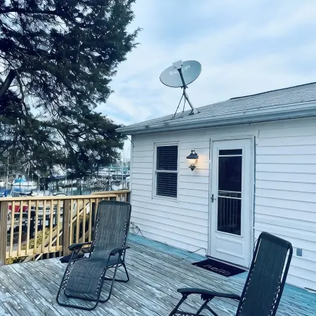 Waterfront Views With King Bed in Solomons Island