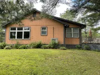 Quaint 2-bedroom House on Lily Pond w/Access to Lake St Catherine. Heat/AC/Wifi Hotels in Poultney