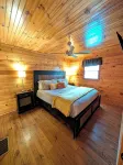 Whispering Creek Cabin – Peaceful, Hot Tub, Firepit & Mountain Escape - 3-Sterne