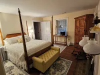 The Serene Farm Life...without all the work!  Lots of space and privacy! Hotels in Botetourt County