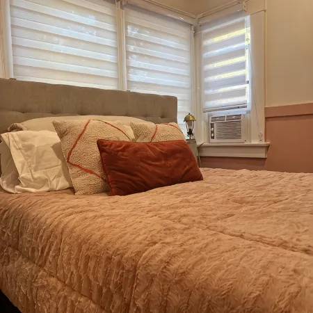 Charming 1-bedroom house with WiFi and AC in Pomona