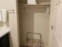 1-bedroom suite on 1st Fl. in Green River with AC, WiFi, a kitchen and laundry. Hotels in Green River