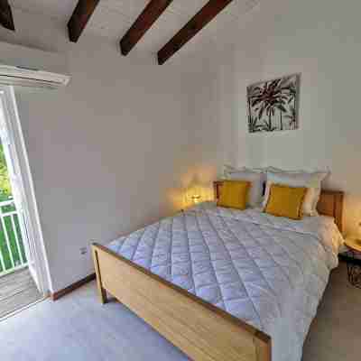 2 minutes from the beach, pool, jacuzzi and parking included in a secure residence! Rooms