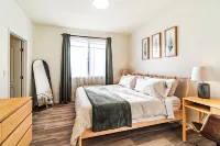 Spacious 4-Bedroom Townhome / 2-Car Garage / Cruise Terminal - บังกะโล