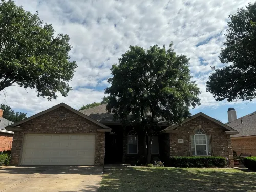 Charming 3-bedroom 3-bathroom house in lovely Lubbock with WiFi, AC - ジャグジー