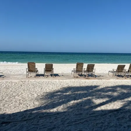 Shark Eye: Cozy 1Br Beach Condo, On Sand, Ocean View, Veranda!