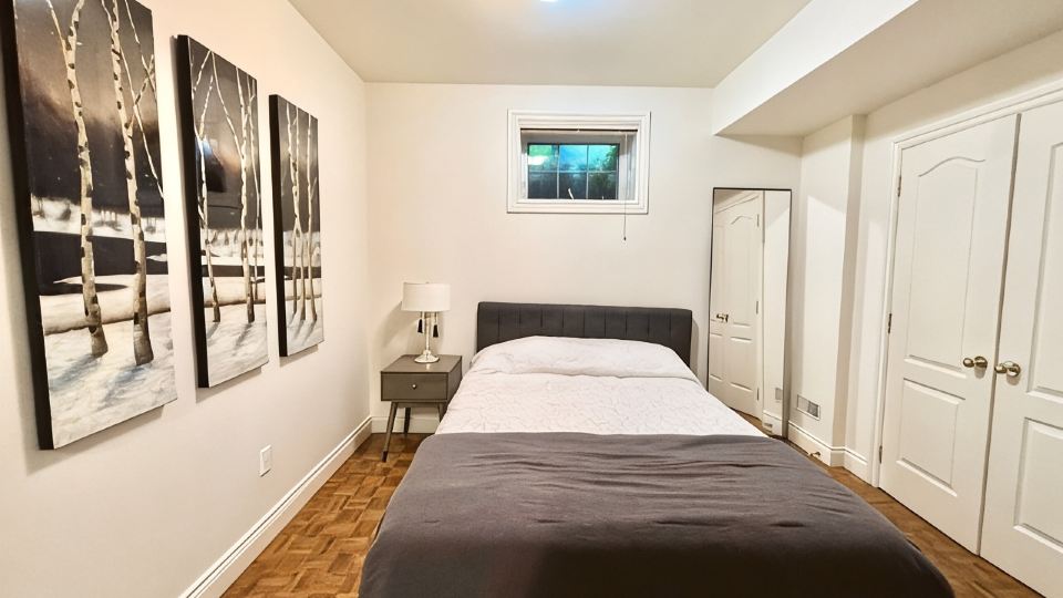 Cozy One Bedroom Basement Apt with Free Parking