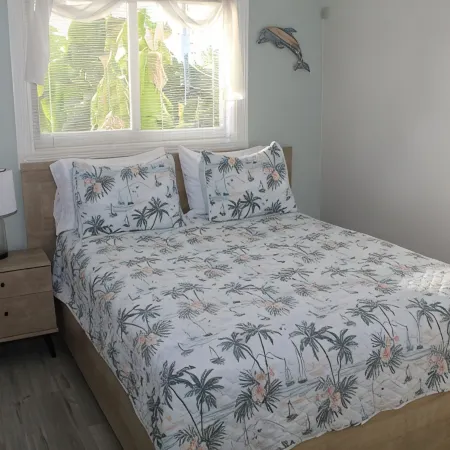 Spacious 3 bedroom home in Plantation key with 30 foot dock
