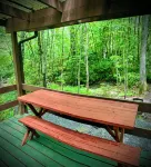 A Cozy Creekside Hideaway for Two — Fireplace, Hot Tub & Quiet Woods
