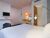 Color Design Hotel Hotels near 12th arr.