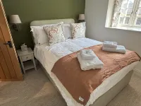 Charming 2-bedroom cottage in fabulous Broadway with WiFi