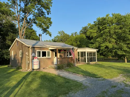 Waterfront Cottage with Hot Tub, & Fire Pit. Pet Friendly.
