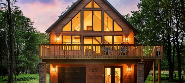 Cozy Pocono Chalet  Hot Tub, Fireplace, Near Ski Resorts & Lake Access Hotels in Penn Forest Township