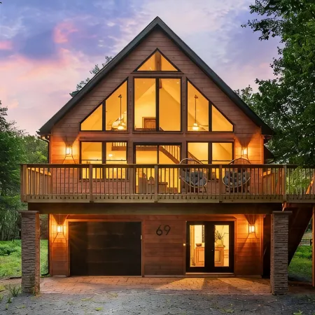 Cozy Pocono Chalet  Hot Tub, Fireplace, Near Ski Resorts & Lake Access