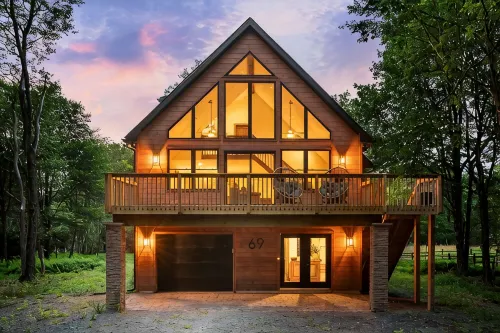 Cozy Pocono Chalet  Hot Tub, Fireplace, Near Ski Resorts & Lake Access
