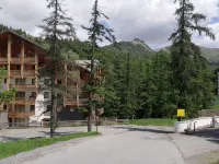 L' IDEAL at Ecrin des Neiges. Hotels in Vars