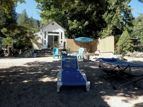 Beautiful Beach front cottage near Nelson, BC - Hytter