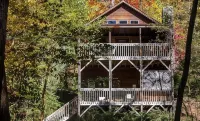 Cute lil cabin w/hottub overlooking the trout pond