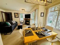 Cozy Village Townhome- Free Parking! - Hot Tub