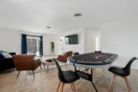 Spacious 3-bedroom house with card table, backyard and Wifi in NE Albuquerque - Bungalows