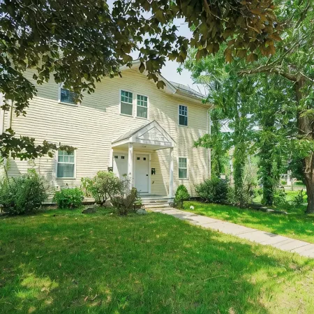 Spacious House on Sunset Lake 4 Br, 2 Baunit 2 on Top Floor