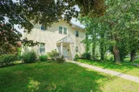 Spacious House on Sunset Lake 4 Br, 2 Baunit 2 on Top Floor