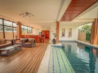 TJM Hot Spring Villa 1, a spacious 5-bedroom, with WiFi, AC in serene Los Baños - ヴィラ