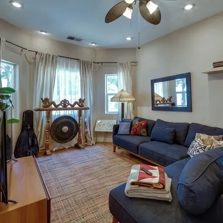 Stylish, Eclectic two bedroom Retreat Near Downtown & Redwood