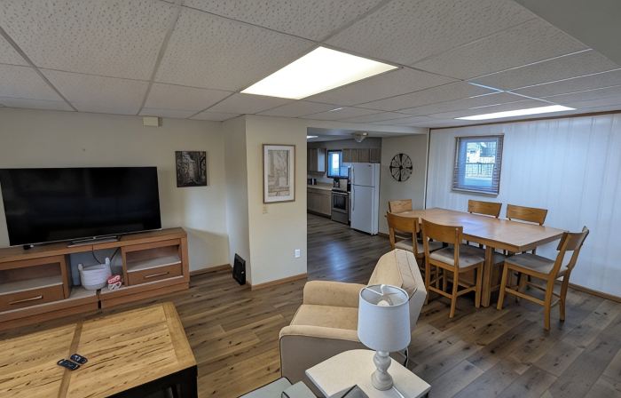 Large 2-Bedroom Lower Unit with Fast WI-FI & in Unit Washer/Dryer
