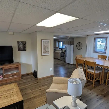 Large 2-Bedroom Lower Unit with Fast WI-FI & in Unit Washer/Dryer