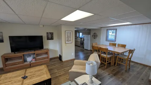 Large 2-Bedroom Lower Unit with Fast WI-FI & in Unit Washer/Dryer - Wi-Fi