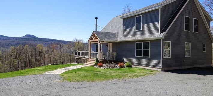 Modern Chalet in Tannersville w/ Huge Deck & Epic Views on 5 Private Acres 헌터 호텔
