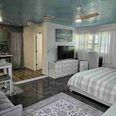 Oasis! Has Great Reviews! Pool, Bocce Court, Close to It All! Rooms