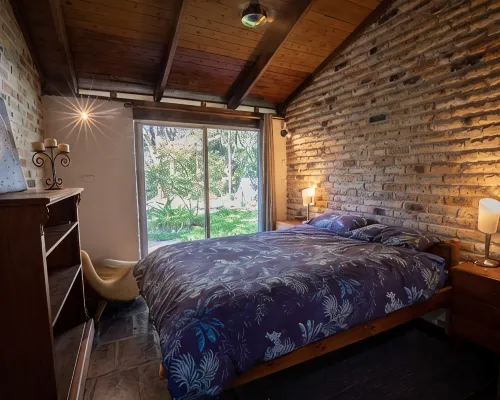 Quirky 4-bedroom home with gardens, wildlife, privacy, peace - 4 mins to beaches Hotels in Anna Bay