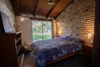 Quirky 4-bedroom home with gardens, wildlife, privacy, peace - 4 mins to beaches - Wifi