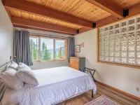 Deception Pass home with forest and bay views Hotels in Oak Harbor