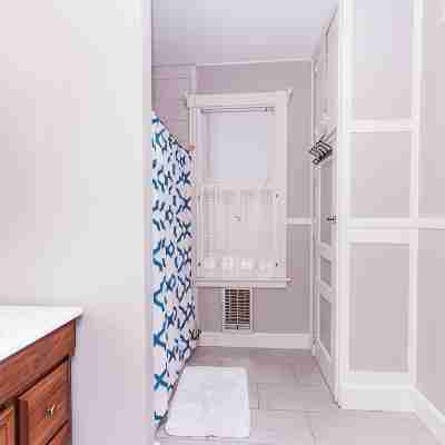 Cozy 1st Floor King George one bedroom apartment right across from USNA Rooms