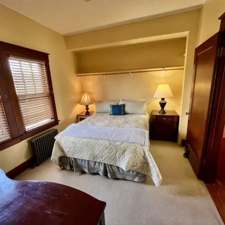 Beautiful Farmhouse- Sleeps up to 7.