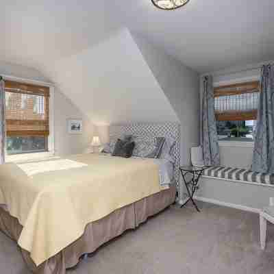 Chez ZigZag: 2 Bdrm. Full Kitchen, Water/Mtn - Killer View, Sauna. Awesome Patio Rooms