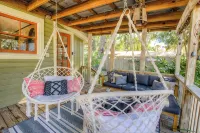 Fully fenced in backyard, close to downtown, marina, bars, and shops. - Country Houses