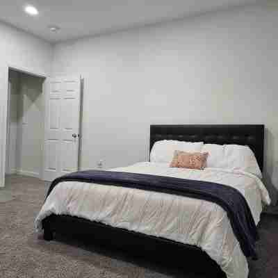 Remodeled 1890 original 2 bed in Wheeling w partial views of the Ohio River. Rooms