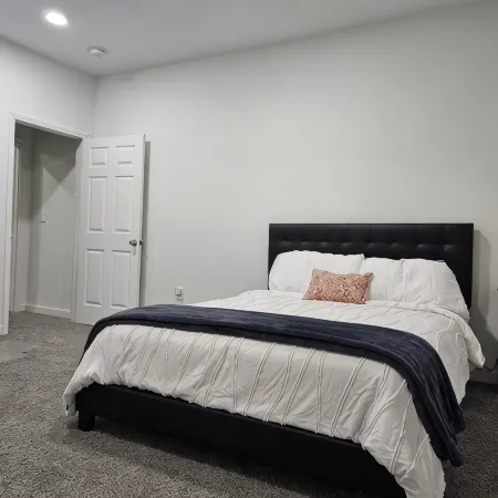 Remodeled 1890 original 2 bed in Wheeling w partial views of the Ohio River. Отели в г. Уилинг