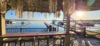 New-First Floor Lakefront, 160 ft Dock, 2 Minutes to Browns Beach & Restaurants!