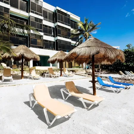 Amazing View Oceanfront with 2 pools, Daily Housekeeping