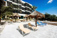 Amazing View Oceanfront with 2 pools, Daily Housekeeping