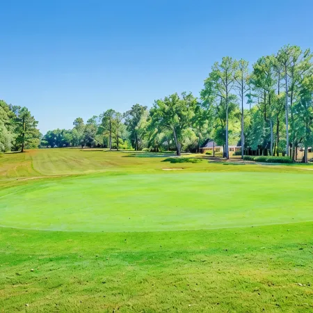 Discover Daphne's mystery cottage: Golf Course, Yacht Club, pool retreat!
