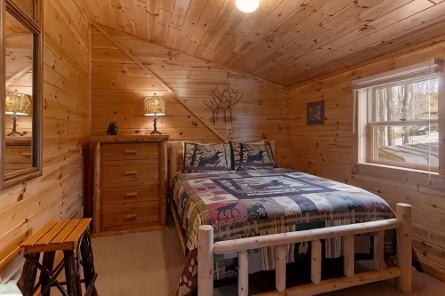 Private Wooded Log Cabin Near Shanty Creek Resorts -Four Season Adventure Awaits - Chalets
